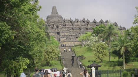 Fernsicht-Auf-Den-Berühmten-Borobudur-Tempel,-Den-Größten-Tempel-Der-Welt,-Während-Touristen-Die-Treppen-Hinaufgehen,-Um-Ihn-In-Yogyakarta,-Magelang,-Java,-Indonesien-Zu-Besuchen