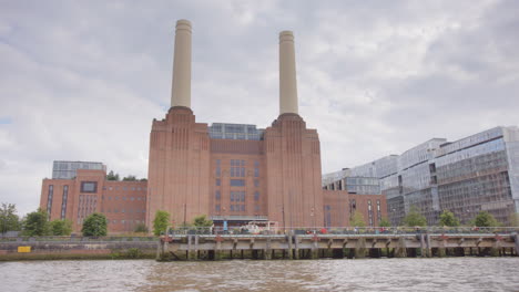 Vista-Desde-El-Crucero-Por-El-Río-Támesis-De-La-Central-Eléctrica-De-Battersea,-Londres