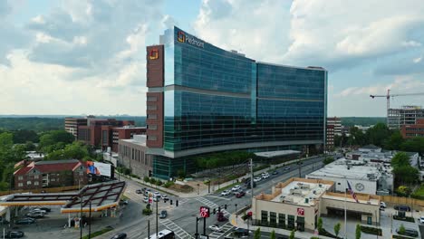 Medical-Piedmont-Hospital-In-Atlanta-City-Während-Sonniger-Tag-Amerikanische-Flagge-Und-Tankstelle-Mit-Verkehr-Ionenstraße