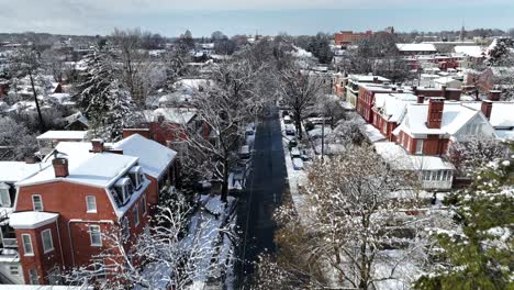 Paisaje-Nevado-De-Invierno-En-Una-Pequeña-Ciudad-Americana-Con-Calle-Principal