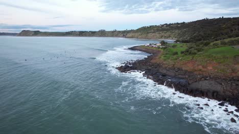 Waves-Crashing-On-The-Rocky-Shoreline-Of-Manu-Bay-Reserve-Near-Raglan-In-Waikato,-New-Zealand