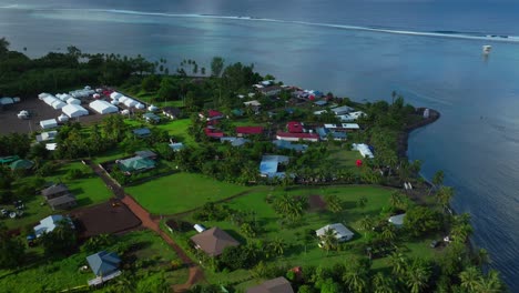 Teahupoo-Dorf-Tahiti-Paris-2024-Surfen-Sommerolympiade-Veranstaltungsort-Französisch-Polynesien-Luftdrohne-Sonniger-Morgen-Ende-Der-Straße-Punkt-Faremahora-Küstenlinie-Strand-Korallenriff-Surfen-Welle-Richterturm-Rückwärts