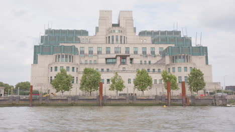 Blick-Von-Der-Themse-Auf-Das-SIS-MI6-Gebäude-Am-Vauxhall-Cross-In-London