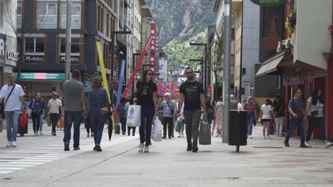 Belebte-Straße-In-Andorra-Mit-Menschen,-Die-Einkaufstüten-Tragen