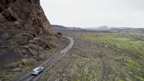 Coche-De-Turismo-Explorando-Los-Campos-De-Lava-En-Islandia.