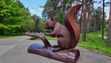 Eine-Hölzerne-Eichhörnchen-Skulptur-Im-Mezaparks-Wald-In-Riga,-Lettland