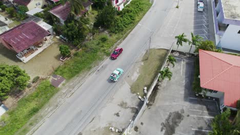 Grupo-De-Amigos-En-Un-Lindo-Jeep-Conduciendo-Por-Las-Calles-Del-Caribe