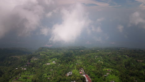 Cielo-Espectacular-Sobre-El-Pueblo-De-La-Cima-De-La-Montaña-Cerca-Del-Monte-Batur-En-Bali,-Indonesia