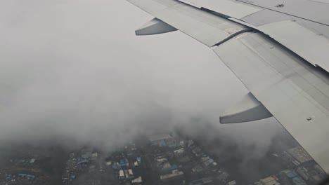 Luftaufnahme-Der-Stadtlandschaft-Von-Mumbai-Durch-Das-Fenster-Eines-Verkehrsflugzeugs-Am-Morgen