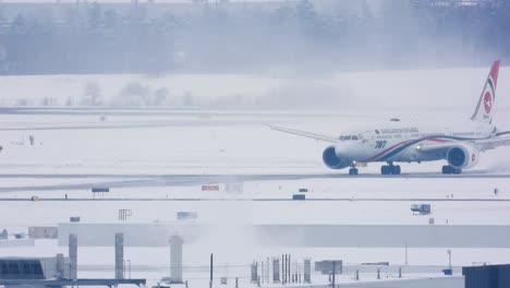 Biman-Bangladesh-Airlines-Boeing-787-Dreamliner-En-La-Pista-Con-Nieve,-El-Aeropuerto-De-Toronto