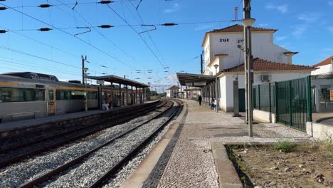 Blick-Auf-Den-Bahnhof-Ovar-Und-Die-Angehaltenen-Pendlerzüge-In-Portugal