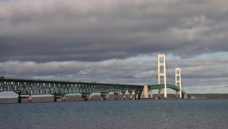 Video-De-Lapso-De-Tiempo-Del-Puente-Mackinac-En-El-Estrecho-De-Mackinac-En-Michigan-Con-Vehículos-Conduciendo-Y-Nubes-Tormentosas-Moviéndose