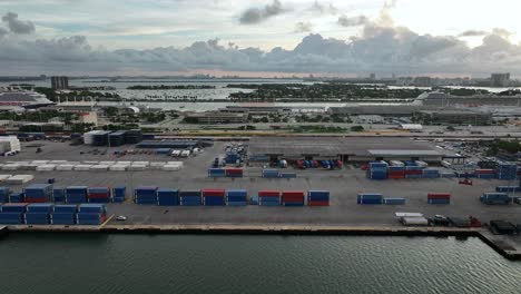 Industrieller-Containerhafen-Von-Miami-City-Während-Des-Sonnenuntergangs