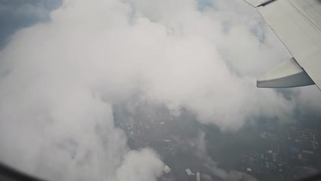 Viele-Wolken-Und-Ein-Großes-Industriegebiet-Sind-Vom-Flugzeug-Aus-Sichtbar