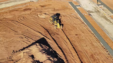 Eine-Planierraupe-Beginnt-Einen-Weiteren-Nivellierungslauf-Auf-Einer-Neuen-Wohnbaustelle