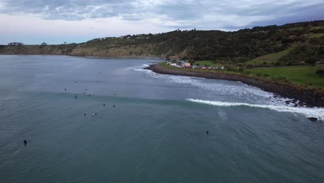 Varios-Turistas-Surfeando-En-La-Playa-De-Manu-Bay-Surfing-Spot-En-Raglan,-Nueva-Zelanda