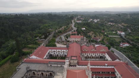 El-Convento-De-Cristo-En-Tomar,-Portugal-Con-El-Paisaje-Circundante,-Vista-Aérea.