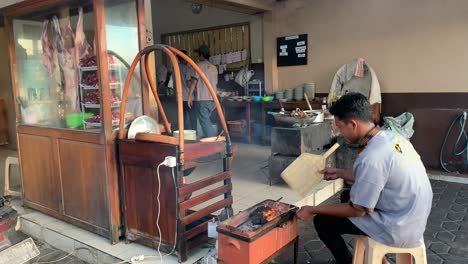 Vendedor-Asiático-De-Cordero-Satay-Con-Carrito-De-Comida-Vendiendo-Comida-Indonesia-Sate-Klathak