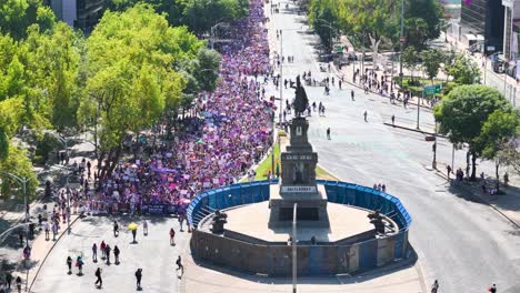 Drohnenaufnahme-Von-Frauen,-Die-Bei-Einer-Demonstration-In-Mexiko-Stadt-Auf-Dem-Paseo-De-La-Reforma-Marschieren