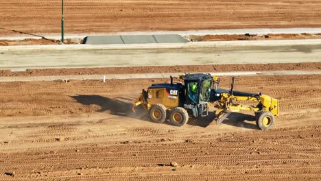 Luftbild-Eines-Planierraupens,-Der-Sich-Auf-Dem-Boden-Einer-Neuen-Wohnbaustelle-Bewegt