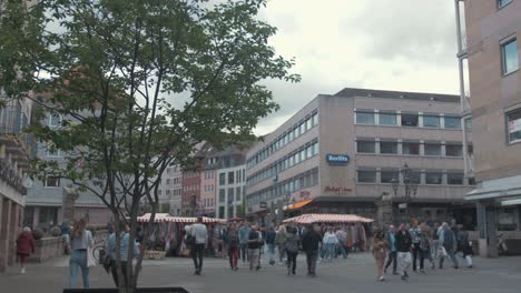 Turistas-Caminando-Sobre-El-Puente-Del-Museo-En-El-Centro-De-Nuremberg