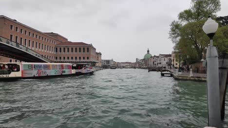 Ferry-De-Agua-En-Canal-Navegable-Agua-De-Venecia,-Italia-Durante-El-Día