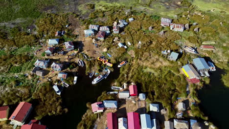 Panoramablick-Aus-Großer-Höhe-über-Die-Schwimmenden-Häuser-Der-Insel-Uros-Auf-Dem-Titicacasee-Mit-Booten