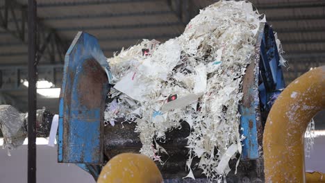 Der-Abfall-Wird-In-Eine-Große-Recyclingmaschine-Eingespeist