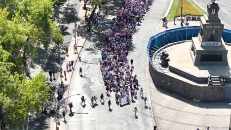 Toma-Aérea-De-Una-Manifestación-De-8-M-En-El-Paseo-De-La-Reforma,-Ciudad-De-México.