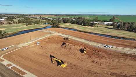 Descripción-Aérea-De-Un-Nuevo-Sitio-De-Construcción-Residencial-Con-Equipos-Pesados-De-Movimiento-De-Tierras-Funcionando