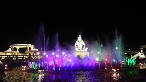 Idol-Des-Hinduistischen-Heiligen-Gottes-Shiva,-Der-Nachts-Im-Freien-Mit-Bunten-Lichtern-In-Meditation-Sitzt.-Das-Video-Wurde-Im-Korridor-Des-Mahakaleshwar-Mahakal-Tempels-In-Ujjain,-Madhya-Pradesh,-Indien-Aufgenommen.