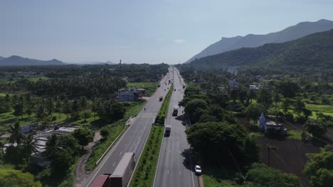 Luftaufnahme-Der-Belebten-Autobahn-Von-Chennai-Nach-Hosur-Bei-Sonnenaufgang