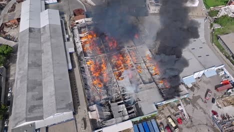 órbita-Aérea-Alrededor-Del-Almacén-Incendiado,-Llamas-Ardientes-Y-Humo-Negro