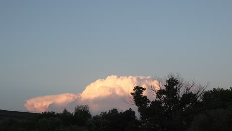 Ein-Friedlicher-Himmel-Mit-Flauschigen-Weißen-Wolken-Vor-Dem-Hintergrund-Eines-Ruhigen-Sonnenuntergangs