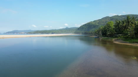 Verfolgung-Quer-über-Die-Ruhige-Flussmündung-In-Der-Nähe-Des-Soge-Beach-In-Pacitan,-Indonesien