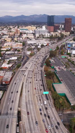 Vertikale-Luftaufnahme-Des-Verkehrs-Auf-Dem-CA-110-Highway,-Harbor-Freeway-In-Der-Nähe-Der-Innenstadt-Von-Los-Angeles,-Kalifornien,-USA