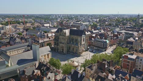 Basílica-De-Saint-aubin-En-La-Plaza-Sainte-Anne-Y-El-Convento-De-Los-Jacobinos,-Rennes-En-Francia