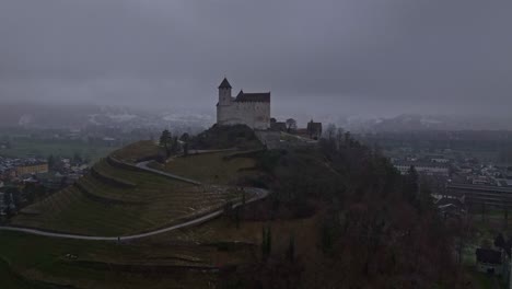 Una-Toma-Aérea-Inclinada-Hacia-Arriba-Del-Castillo-De-Gutenberg,-Balzers,-Liechtenstein