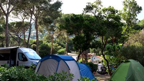 Wohnmobil-Und-Zelt-Auf-Dem-Campingplatz-In-Frankreich-An-Sonnigen-Tagen