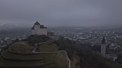 Eine-Langsam-Rotierende-Luftaufnahme-Der-Burg-Gutenberg-Und-St