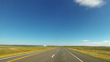 Punto-De-Vista-De-Conducción-Viajando-Por-Una-Carretera-Vacía-De-Wyoming