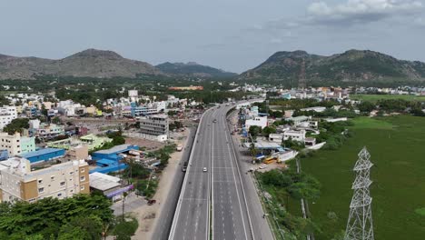 Vehículos-De-Alta-Velocidad-Que-Circulan-Por-La-Autopista-Chennai-Hasta-Hosur-En-Un-Día-Soleado