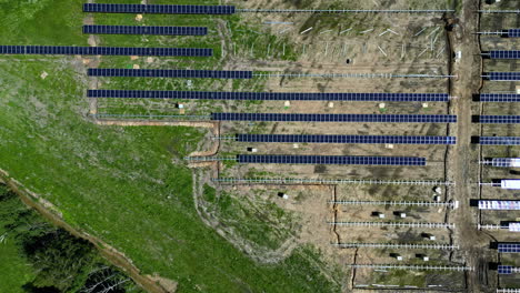 Luftaufnahme-Einer-Drohne,-Die-Hoch-über-Sonnenkollektoren-Fliegt,-Die-An-Einem-Sonnigen-Tag-Zur-Erzeugung-Von-Solarstrom-In-Paldiski,-Kreis-Harju,-Estland,-Aufgestellt-Wurden