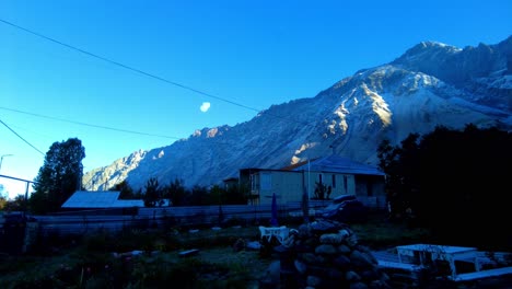 Georgien,-Berge-Des-Kleinen-Kaukasus,-Stepacminda,-Zeitraffer-Der-Aufgehenden-Sonne-In-Den-Bergen