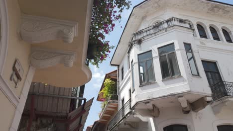 Historische-Architektur-Mit-Blumenbalkon-In-Casco-Viejo,-Panama-Stadt-Unter-Einem-Klaren-Blauen-Himmel