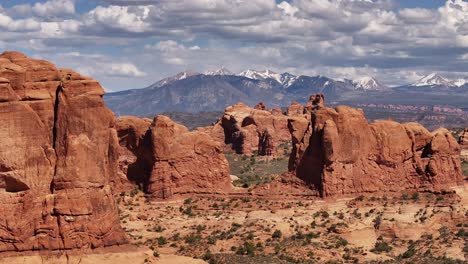 Landscape-of-red-colored-rock-formations-in-Moab