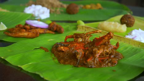 Comida-Del-Sur-De-La-India-Servida-En-Hojas-De-Plátano-Frescas.