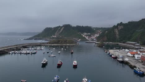 Barcos-De-Pesca-En-El-Puerto-Español-De-Cudillero,-Asturias,-Norte-De-España,-Drone,antena