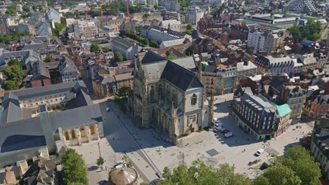 Basílica-De-Saint-Aubin-En-La-Plaza-Sainte-Anne-Y-El-Convento-De-Los-Jacobinos-En-Rennes,-Francia