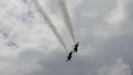 Ángeles-Azules-Volando-Sobre-La-Cabeza-En-Formación-En-El-Aeropuerto-De-Exhibición-Aérea